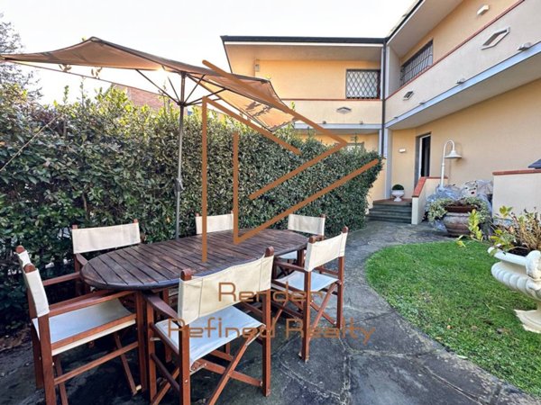 casa indipendente in vendita a Viareggio