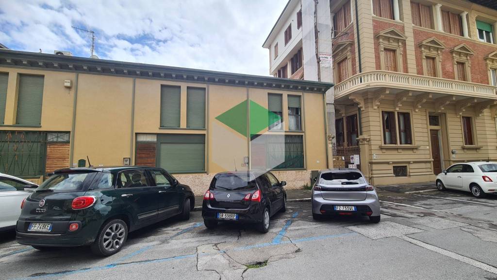 casa indipendente in vendita a Viareggio