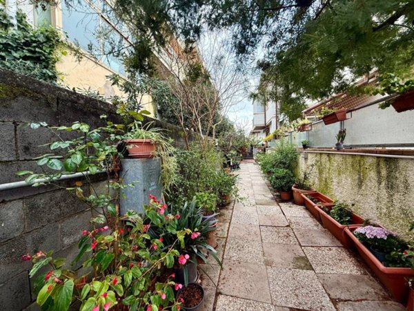 casa indipendente in vendita a Viareggio in zona Lago Mare