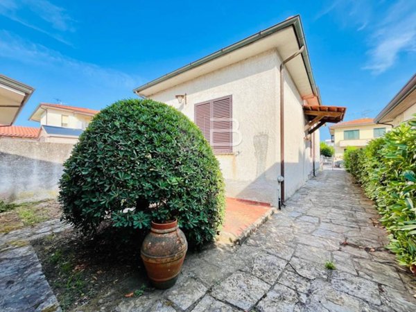 casa indipendente in vendita a Viareggio in zona Torre del Lago