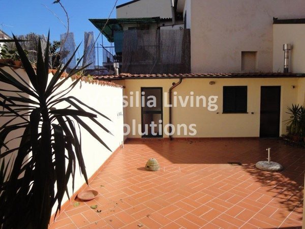 casa indipendente in vendita a Viareggio