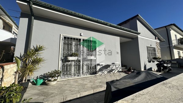 casa indipendente in vendita a Viareggio