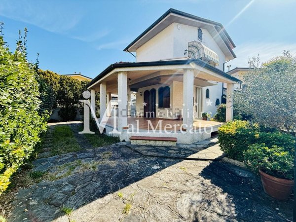 casa indipendente in vendita a Viareggio in zona Torre del Lago