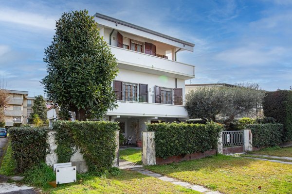casa indipendente in vendita a Viareggio