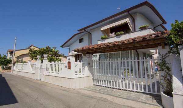 casa indipendente in vendita a Viareggio in zona Torre del Lago