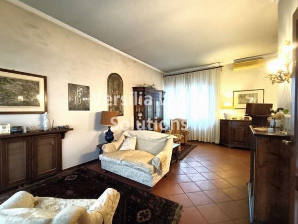 casa indipendente in vendita a Viareggio