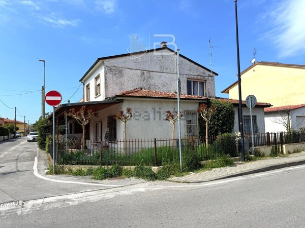 casa indipendente in vendita a Viareggio in zona Torre del Lago