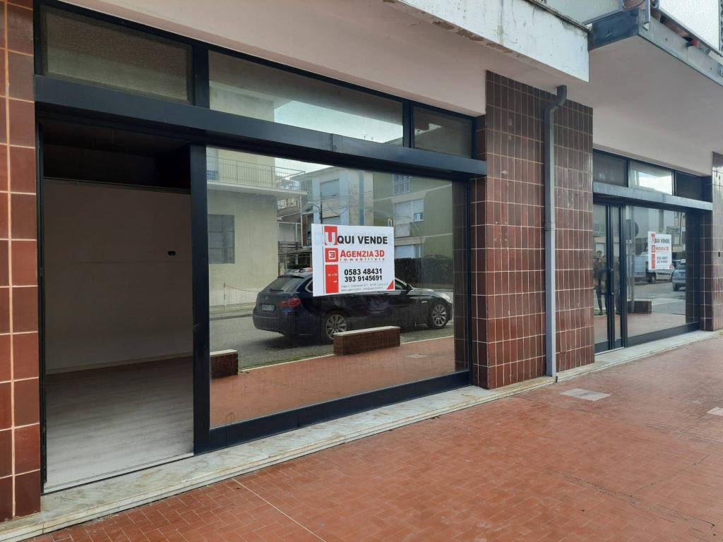 negozio in vendita a Viareggio in zona Campo d'Aviazione