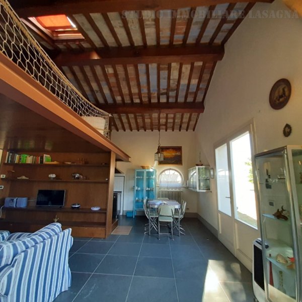 casa indipendente in vendita a Viareggio
