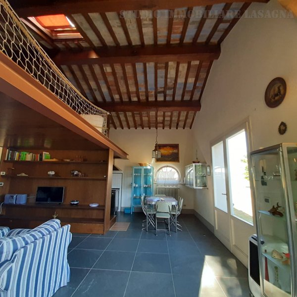 casa indipendente in vendita a Viareggio