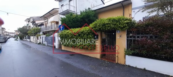 casa indipendente in vendita a Viareggio