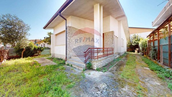 casa indipendente in vendita a Viareggio in zona Torre del Lago