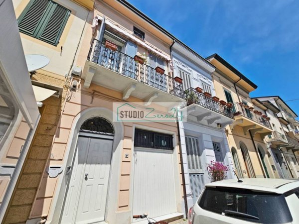 casa indipendente in vendita a Viareggio in zona Marco Polo