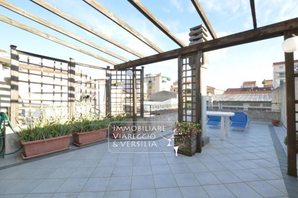 casa indipendente in vendita a Viareggio