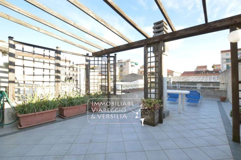 casa indipendente in vendita a Viareggio