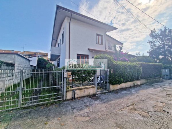casa indipendente in vendita a Viareggio in zona Torre del Lago