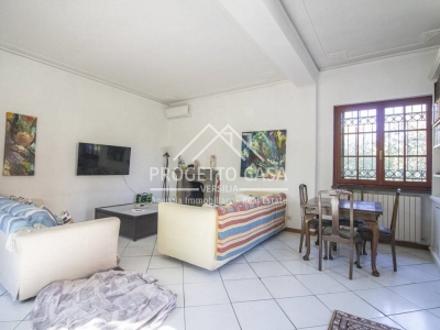 casa indipendente in vendita a Viareggio