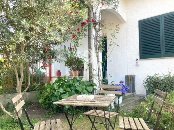 casa indipendente in vendita a Viareggio in zona Torre del Lago