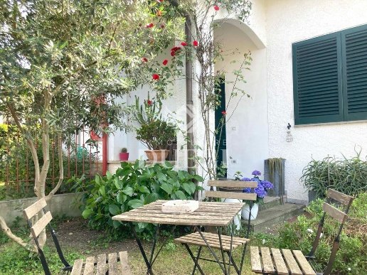 casa indipendente in vendita a Viareggio in zona Torre del Lago