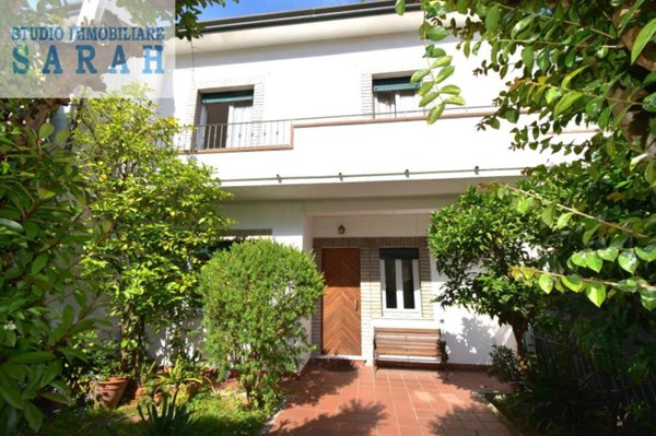 casa indipendente in vendita a Viareggio