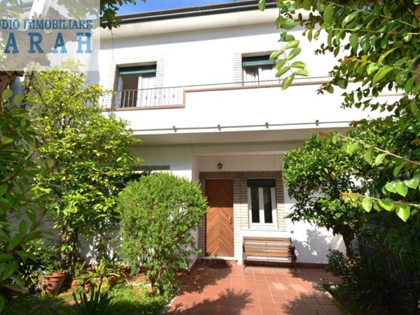 casa indipendente in vendita a Viareggio