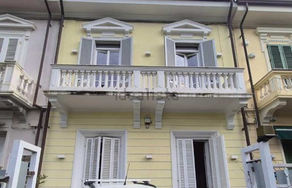 casa indipendente in vendita a Viareggio