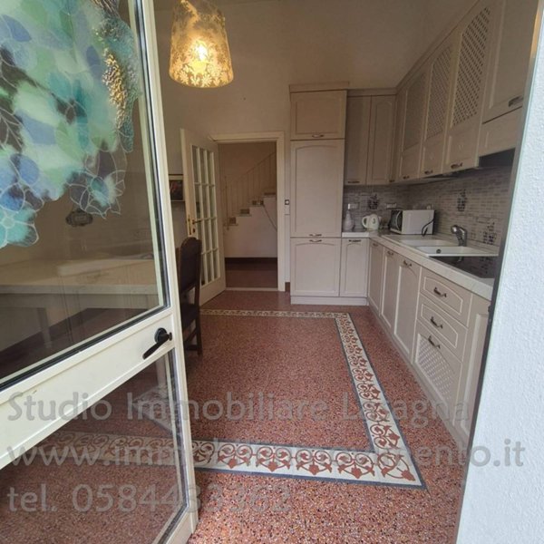casa indipendente in vendita a Viareggio