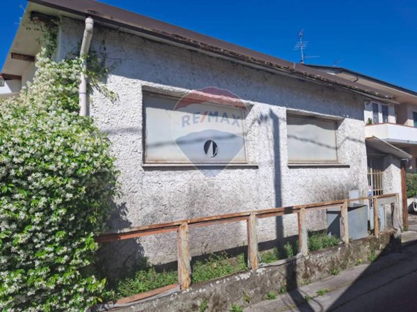 negozio in vendita a Viareggio in zona Torre del Lago