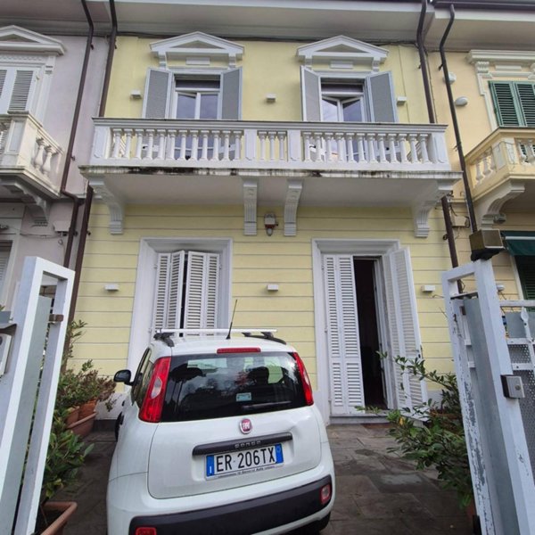 casa indipendente in vendita a Viareggio