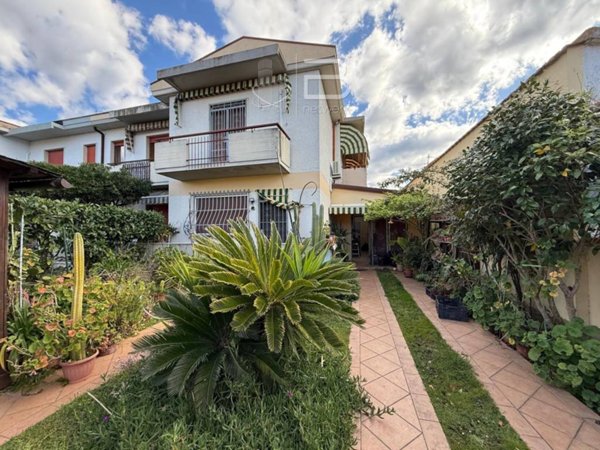 casa indipendente in vendita a Viareggio in zona Torre del Lago