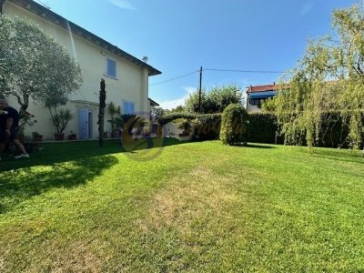 casa indipendente in vendita a Viareggio