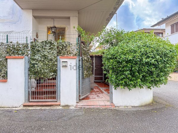 casa indipendente in vendita a Viareggio in zona Torre del Lago