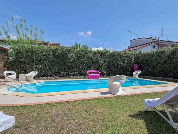 casa indipendente in vendita a Viareggio in zona Torre del Lago