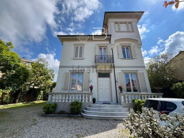 casa indipendente in vendita a Viareggio