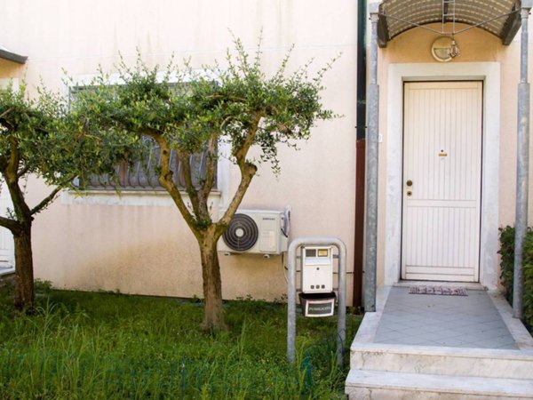 casa indipendente in vendita a Viareggio
