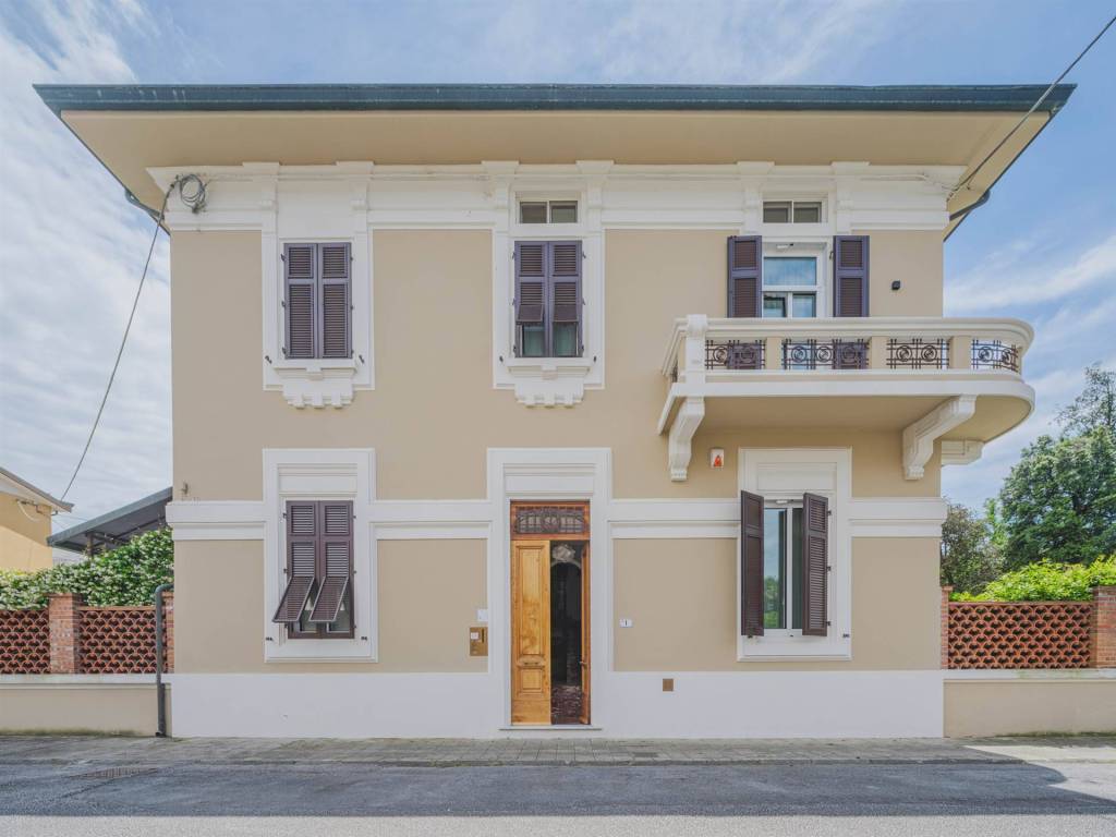 casa indipendente in vendita a Viareggio in zona Don Bosco