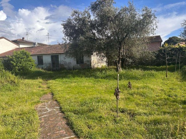 intera palazzina in vendita a Viareggio in zona Campo d'Aviazione