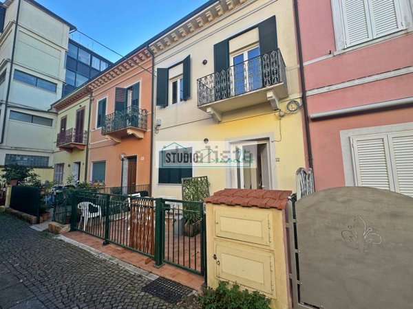 casa indipendente in vendita a Viareggio