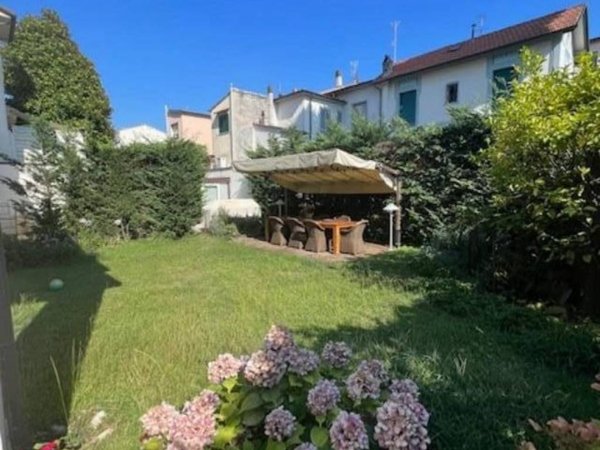 casa indipendente in vendita a Viareggio