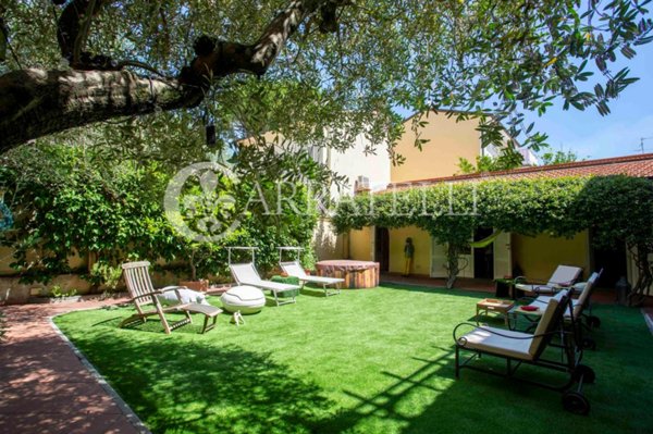 casa indipendente in vendita a Viareggio