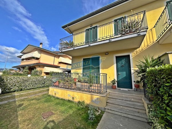 casa indipendente in vendita a Viareggio