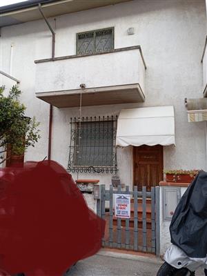 casa indipendente in vendita a Viareggio in zona Torre del Lago