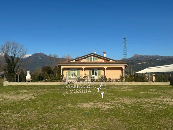 casa indipendente in vendita a Viareggio