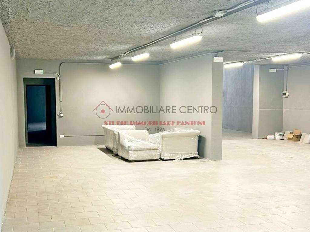 locale commerciale in vendita a Viareggio in zona Migliarina
