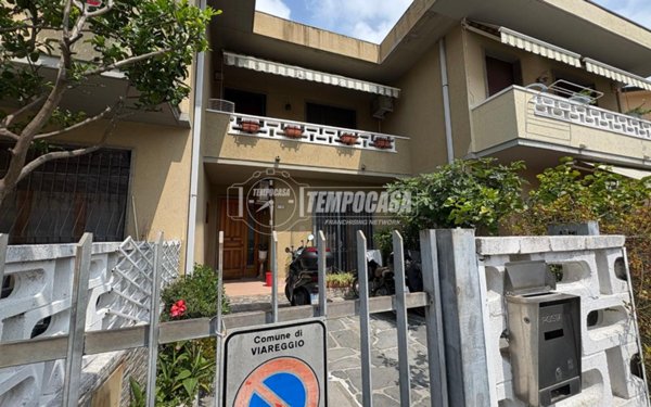 casa indipendente in vendita a Viareggio in zona Campo d'Aviazione