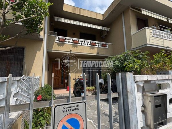 casa indipendente in vendita a Viareggio in zona Campo d'Aviazione
