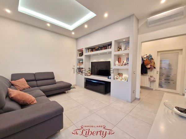 casa indipendente in vendita a Viareggio in zona Campo d'Aviazione