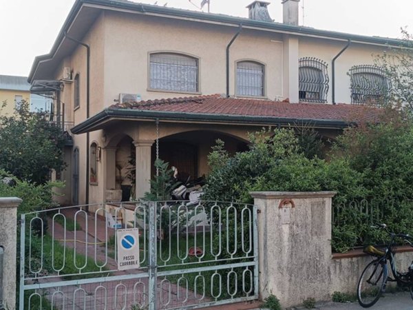 casa indipendente in vendita a Viareggio in zona Campo d'Aviazione