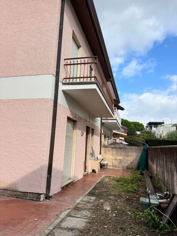 casa indipendente in vendita a Viareggio in zona Campo d'Aviazione
