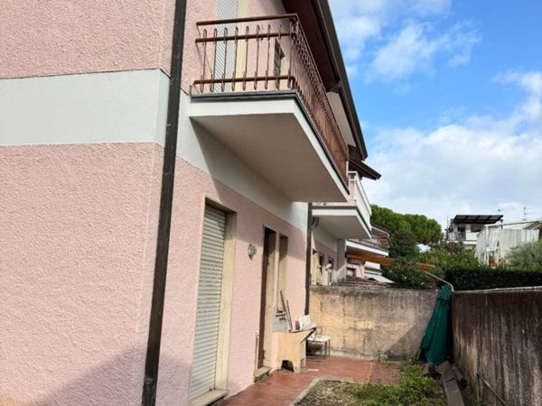 casa indipendente in vendita a Viareggio in zona Campo d'Aviazione